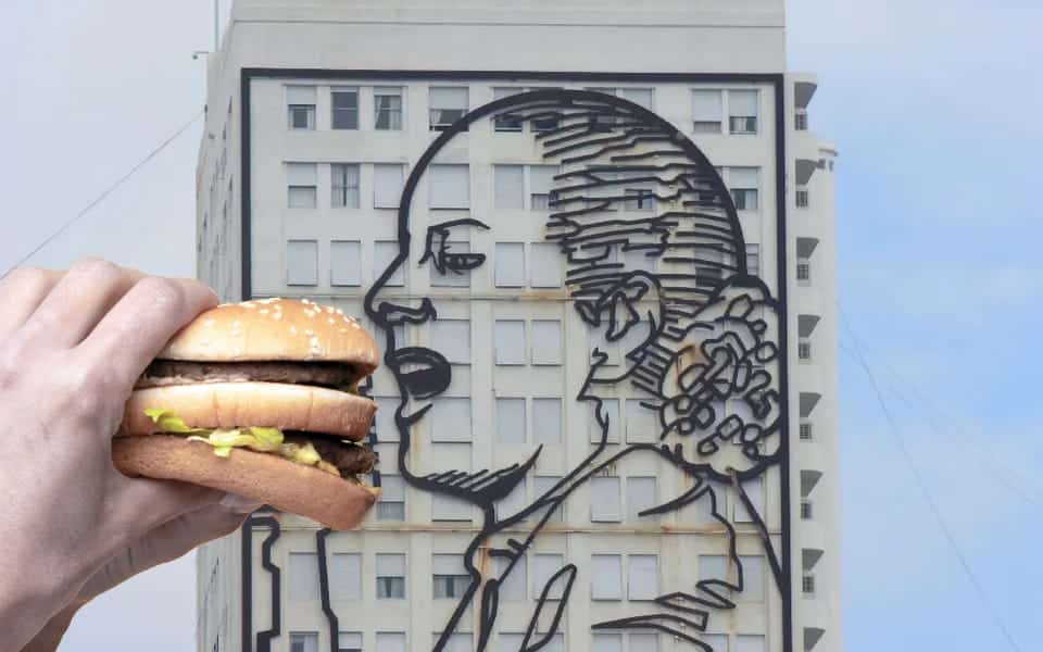 Eating a hamburger on 9 de Julio
